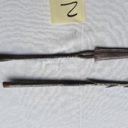 deux petits fers de lances (harpons)
