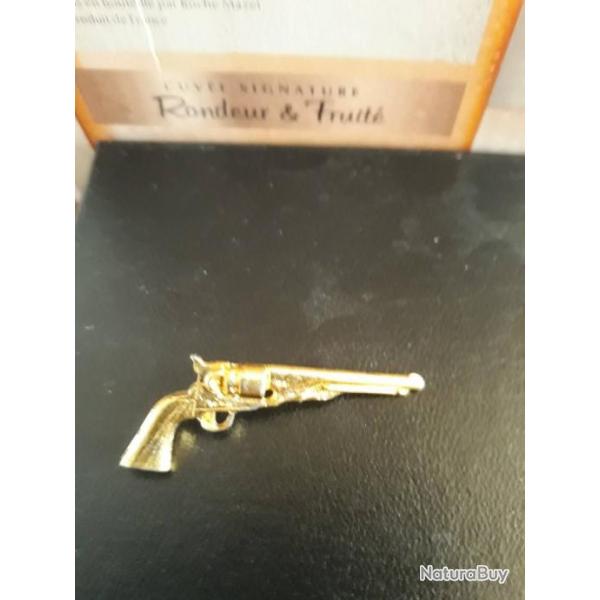 Pin's pistolet revolver relief couleur or dor rf 2038