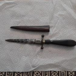 Ancienne dague TOLEDO daté 1876 en bon état etui en cuirLongueur totale sans l'étui 24 cm