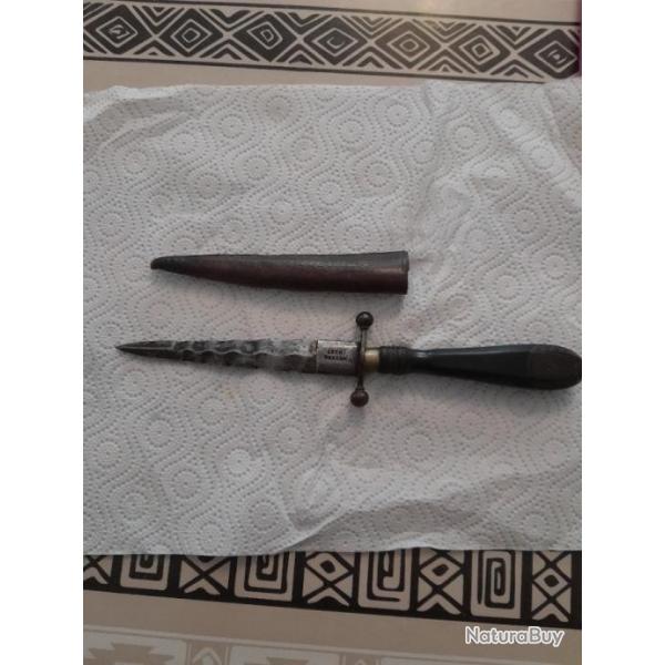 Ancienne dague TOLEDO dat 1876 en bon tat etui en cuirLongueur totale sans l'tui 24 cm