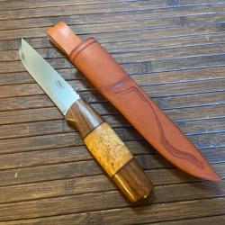 BEAU ET GRAND COUTEAU HELLE DE CHASSE PUUKKO LAPON SAAMI AVEC FOURREAU .