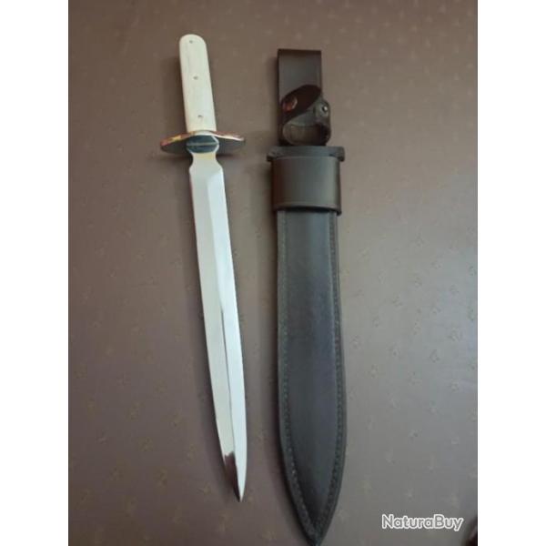 Superbe dague artisnal du Coutelier Pascal Tyriot Manche en cerf / tui cuir  .