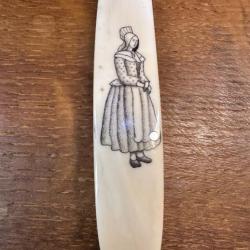 couteau  le petit poisson de dieppe scrimshaw sur phacochère