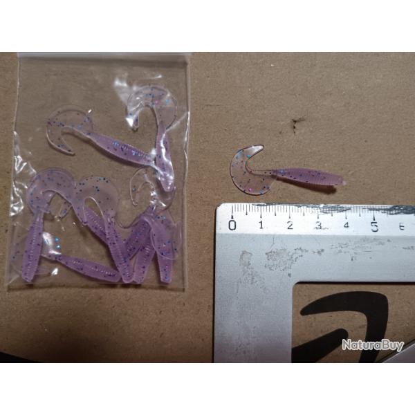 Leurs souples virgules violet