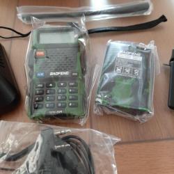 talkie walkie baofeng uv-5r camo neuf avec ces accessoires