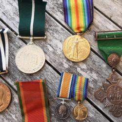 Bel ensemble de médailles britanniques à déterminer dont deux en argent, toutes attribuées