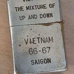 Briquet Zippo du Vietnam- USA - authentique avec insigne à identifier. Vraiment bien