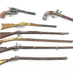 Lot de miniatures d'armes, fusil Krag US, carabine Winchester, Kentucky, fusil 1822 à poudre noire..