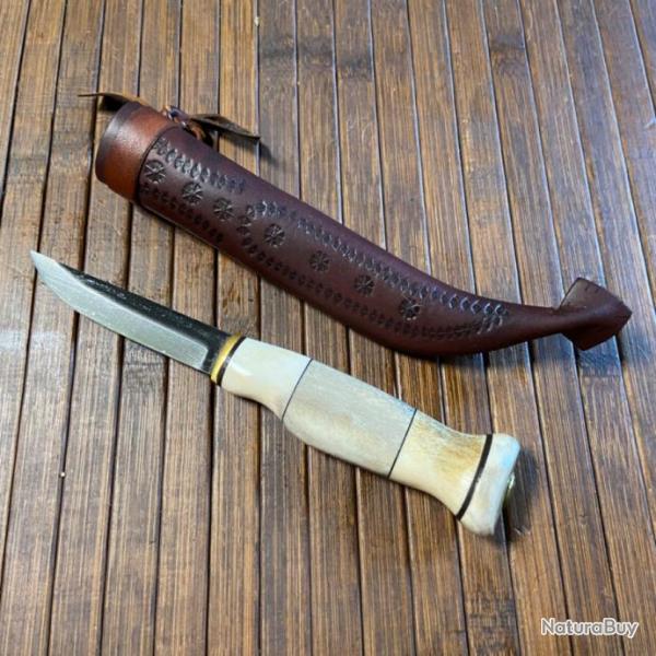 BEAU COUTEAU DE CHASSE PUUKKO LAPON SAAMI ARTISANALE AVEC FOURREAU .