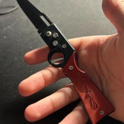 Couteau design, noir et rouge avec dessin AK