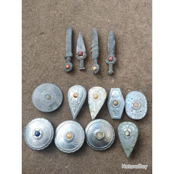 Lot de 13 badges / insignes du winterhilfswerk allemand WW2 originaux thme armes / boucliers