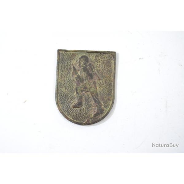 ancien insigne / badge militaire  identifier, Italien ? Italie WW2 ? Post-WW2?