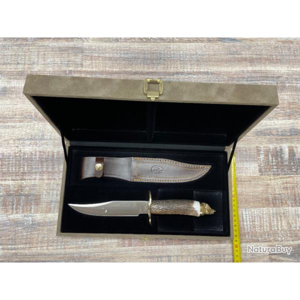 DAGUE DE CHASSE MUELA BOIS DE CERF AVEC TETE DE SANGLIER DOREE+COFFRET