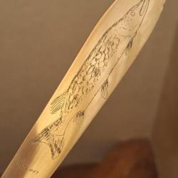 Couteau de pêcheur gravure artisanale unique brochet