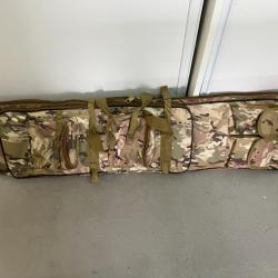 Fourreau camouflage avec de nombreux rangements pour carabines.