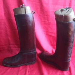 Bottes de cavalier en cuir avec embauchoirs