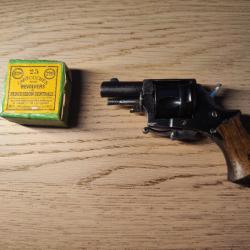 Revolver Bulldog cal 320 avec boite de cartouches complète contenant 25 cartouches 8mm non percutées