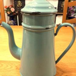 TRES JOLIE CAFETIERE ANCIENNE EN TÔLE EMAILLEE TRES LEGEREMENT VERTE/BLEUE/ POUR COLLECTION
