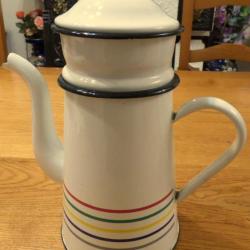 SPLENDIDE CAFETIERE ANCIENNE EN TÔLE EMAILLEE BLANCHE AVEC LISERETS COLORES POUR COLLECTION