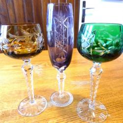 SPLENDIDES TRIO DE VERRES EN CRISTAL COLORES SUR GRANDS PIEDS DECORES ET GRAVES