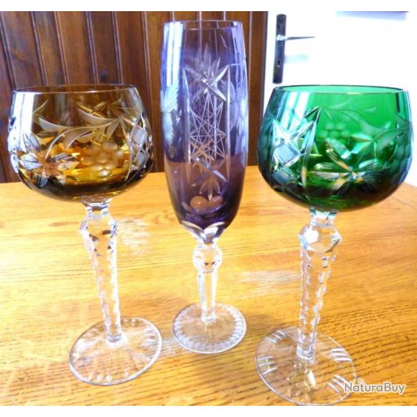 SPLENDIDES TRIO DE VERRES EN CRISTAL COLORES SUR GRANDS PIEDS DECORES ET GRAVES