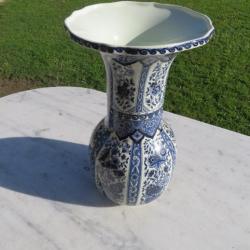 Grand Vase trompette en porcelaine de Delft Boch, décor de fleurs de couleur bleu sur fond blanc