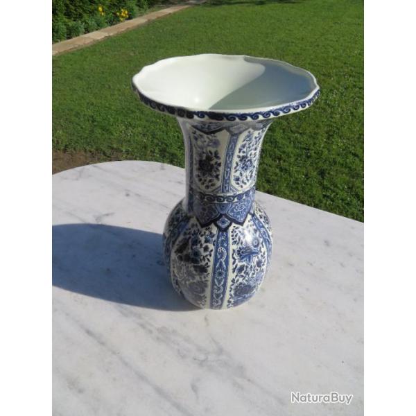 Grand Vase trompette en porcelaine de Delft Boch, dcor de fleurs de couleur bleu sur fond blanc