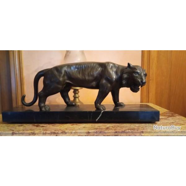 Statue art dco vers 1930 tigre en fonte d'art sur socle marbre