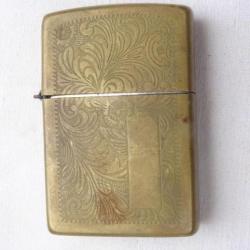 267-  briquet en laiton fleuri = bons marquages  zippo
