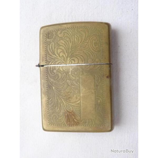 267-  briquet en laiton fleuri = bons marquages  zippo