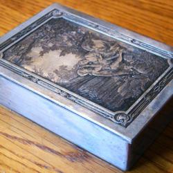 POUR COLLECTION- TRES BELLE BOÎTE EN METAL ARGENTE GRAVEE+ SIGNEE: (BOUCHER) T-BON ETAT