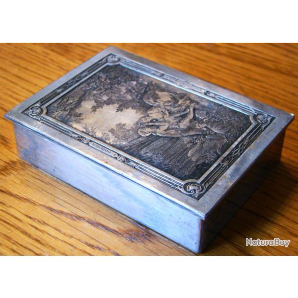 POUR COLLECTION- TRES BELLE BOTE EN METAL ARGENTE GRAVEE+ SIGNEE: (BOUCHER) T-BON ETAT
