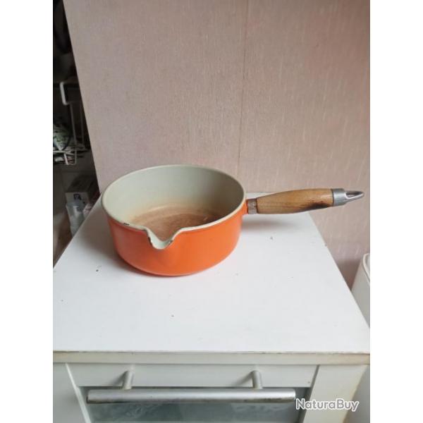 casserolle ancien en fonte maill diamtre 18 cm avec bec verseur. manche en bois longueur 14 cm