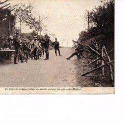 CPA Un poste de douaniers dans un chemin creux à 500 mètres des boches. Militaria ww1