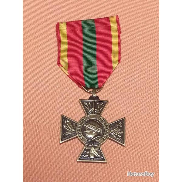 MEDAILLE CROIX DU COMBATTANT VOLONTAIRE RUBAN 39/45, RECENTE