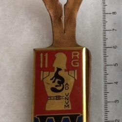 FRANCE GENIE MILITAIRE - Insigne   11° R.G. Régiment du Génie.  avec son cuir