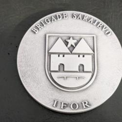 medaille de table militaire Brigade Sarajevo IFOR insigne otan en bronze kosovo Bronze edition fia E