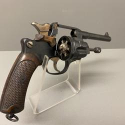 Très beau RÉVOLVER 1892 calibre 8mm parfait état ,canon miroir ,mono matricule,série de 1913