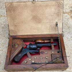 Revolver civil à broches type Lefaucheux en coffret avec accessoires .