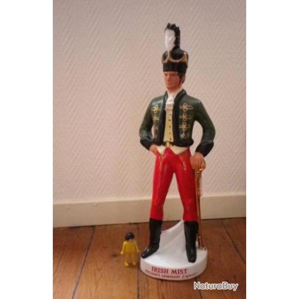 Grande figurine publicitaire en porcelaine 49 cm ancienne bouteille de liqueur Irish Mist