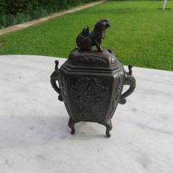Ancien Brule Parfum en Bronze, la prise à Chien de Fô, les panses ornées de phoenix affrontés (XIXe)