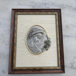 Ancien tableau relief ovale en étain estampés représentant une élégante de profil (Vers 1960-70)