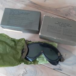 Deux boîtes contenant chacune une paire de lunettes google américaines Vietnam M44 et autre