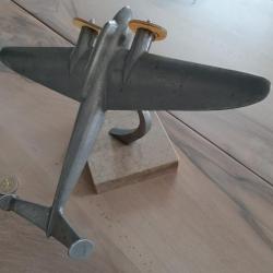 Avion miniature bombardier Art Déco aluminium années 1930. Avec socle marbre. Belle présentation