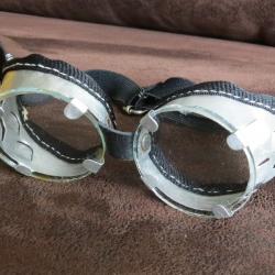 Paire de lunettes anciennes