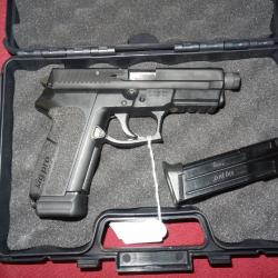 Pistolet SIG SAUER SP 2022 canon fileté en 9x19mm avec 2 chargeurs et mallette