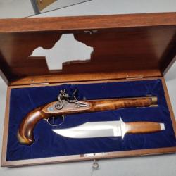 Coffret Pedersoli Alamo 1836 avec Pistolet à silex Navy molle cal 45 + couteau Bowie