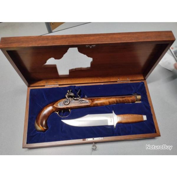 Coffret Pedersoli Alamo 1836 avec Pistolet  silex Navy molle cal 45 + couteau Bowie