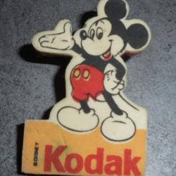 PIN'S KODAK MICKEY DISNEY en MOUSSE Walt Disney Mickey Mouse / Appareil Photo