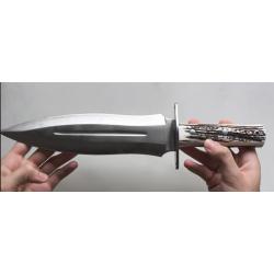 COUTEAU , MANCHE EN CERF ET DOUBLE TRANCHANT DE 25,5 CM. AVEC ÉTUI EN CUIR